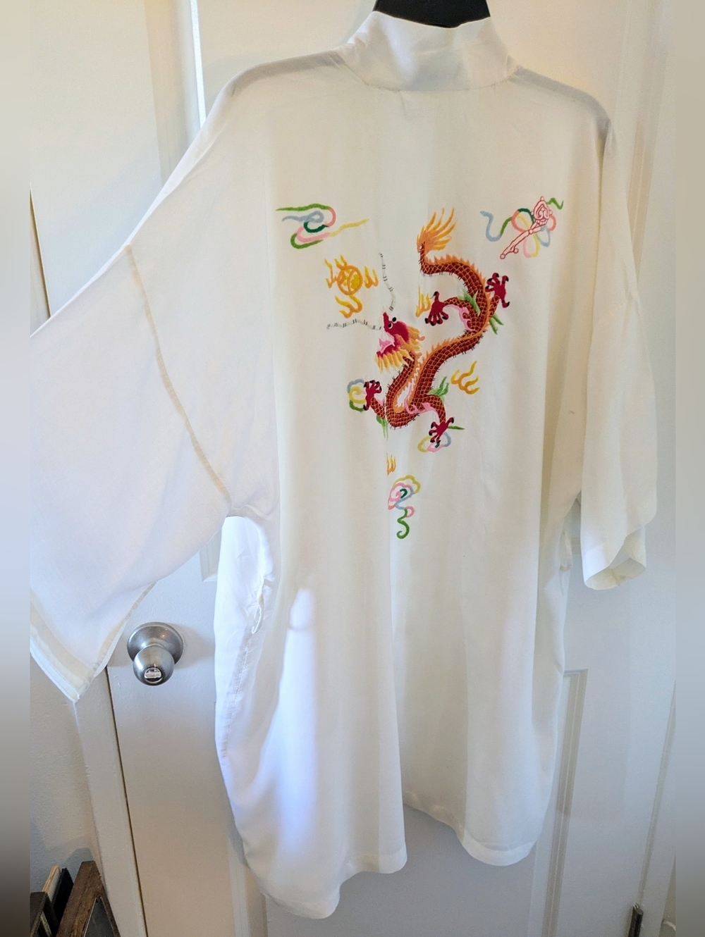 Shanghai By Health vintage 1960s short kimono-style robe  vibrant hand-embroid
